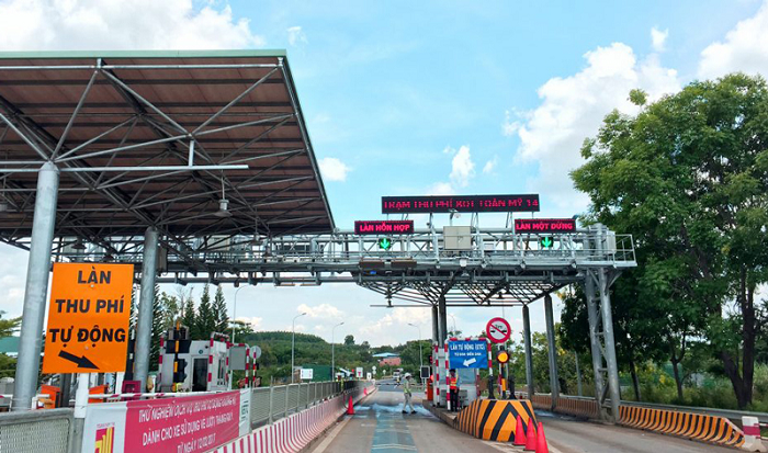 Dán thẻ định danh dịch vụ thu phí điện tử không dừng, không sử dụng hình thức thu phí thủ công kể từ ngày 01/6/2022